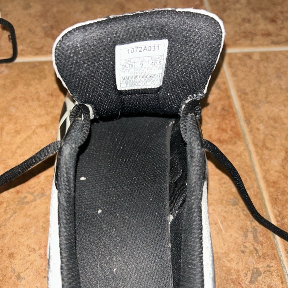 ASICS - Picture 3 of 4